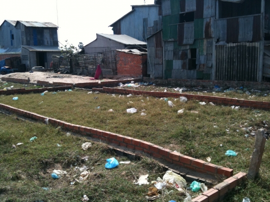 Empty plots in Trapieng Krasang. Many of the evicted families sold the plots for very cheap price and headed back to the city slums due to the lack of job opportunity. Sold plots have become the subject of speculation, which will make the rich richer.